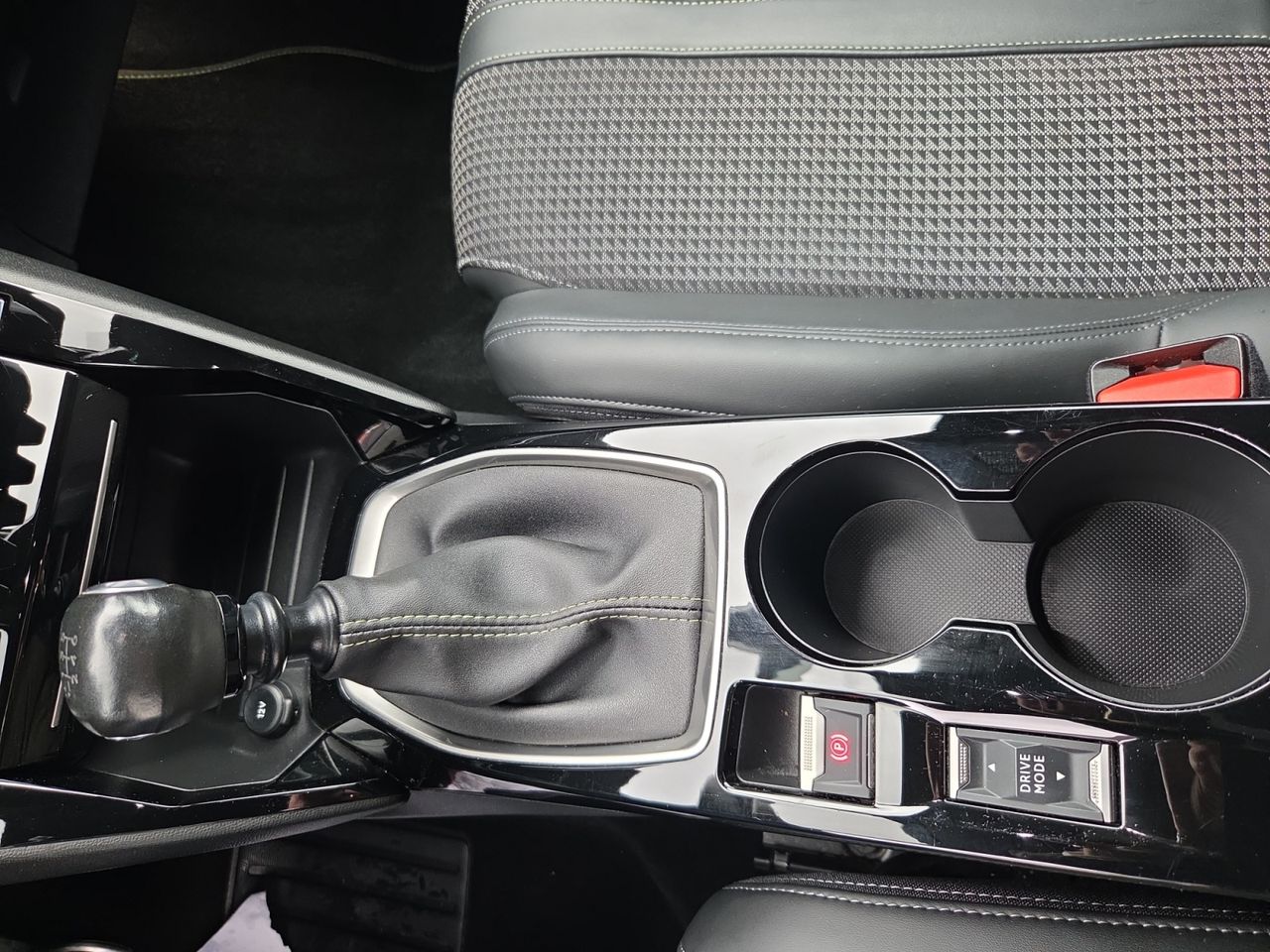 Peugeot 208 GT LINE PURE TECH 100 CV - Foto 2