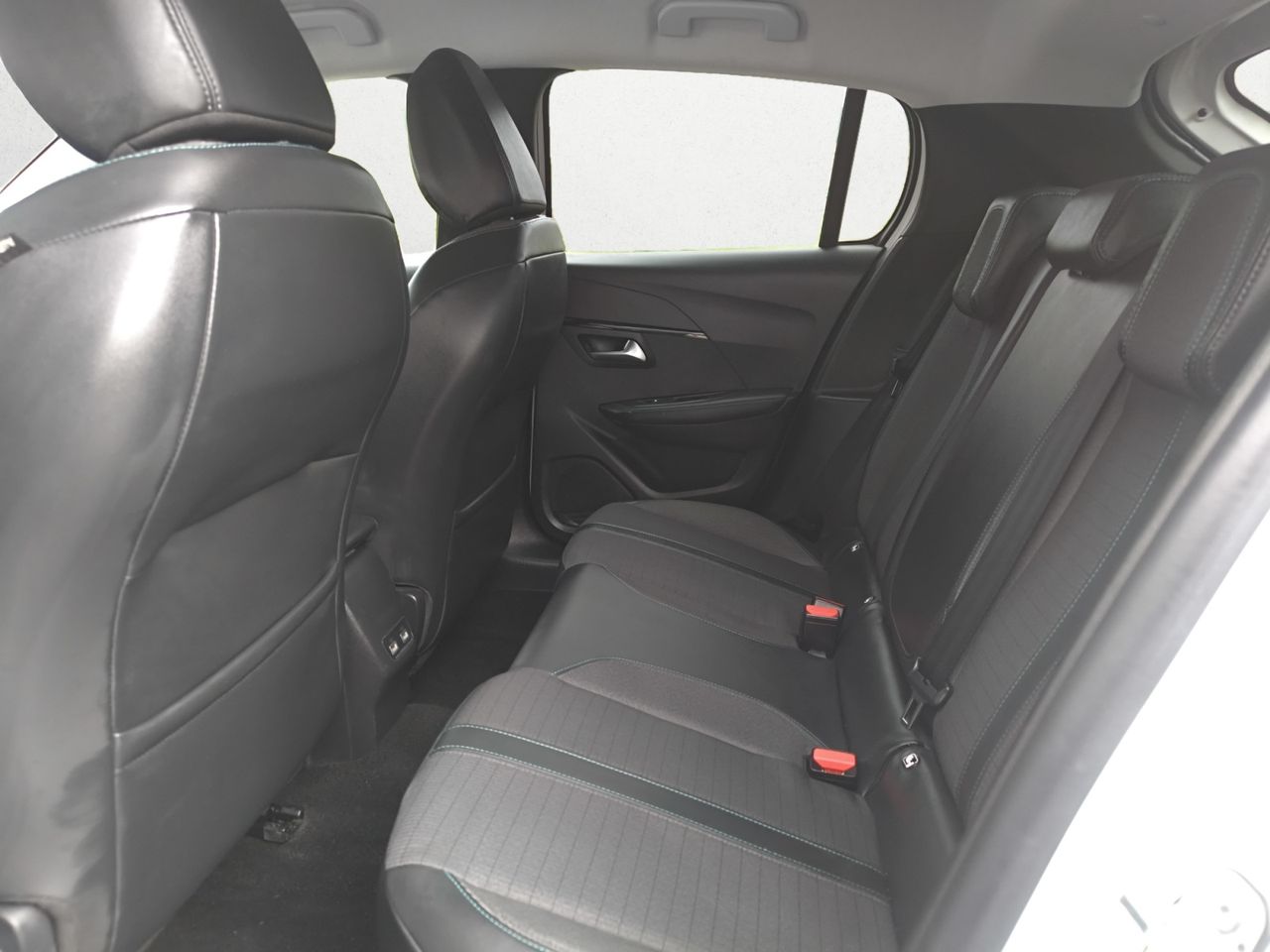 Peugeot 208 ALLURE PACK BLUE HDI 100 CV - Foto 2