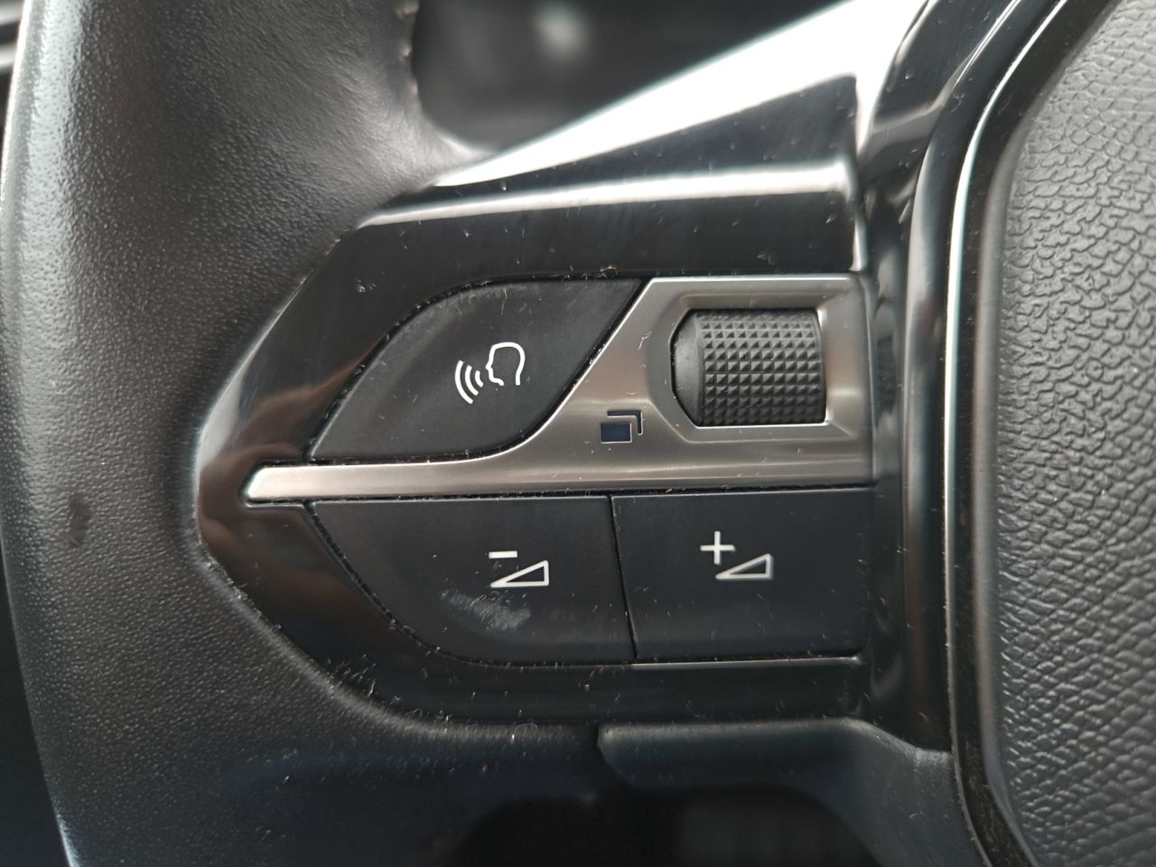 Peugeot 208 ALLURE PACK BLUE HDI 100 CV - Foto 2