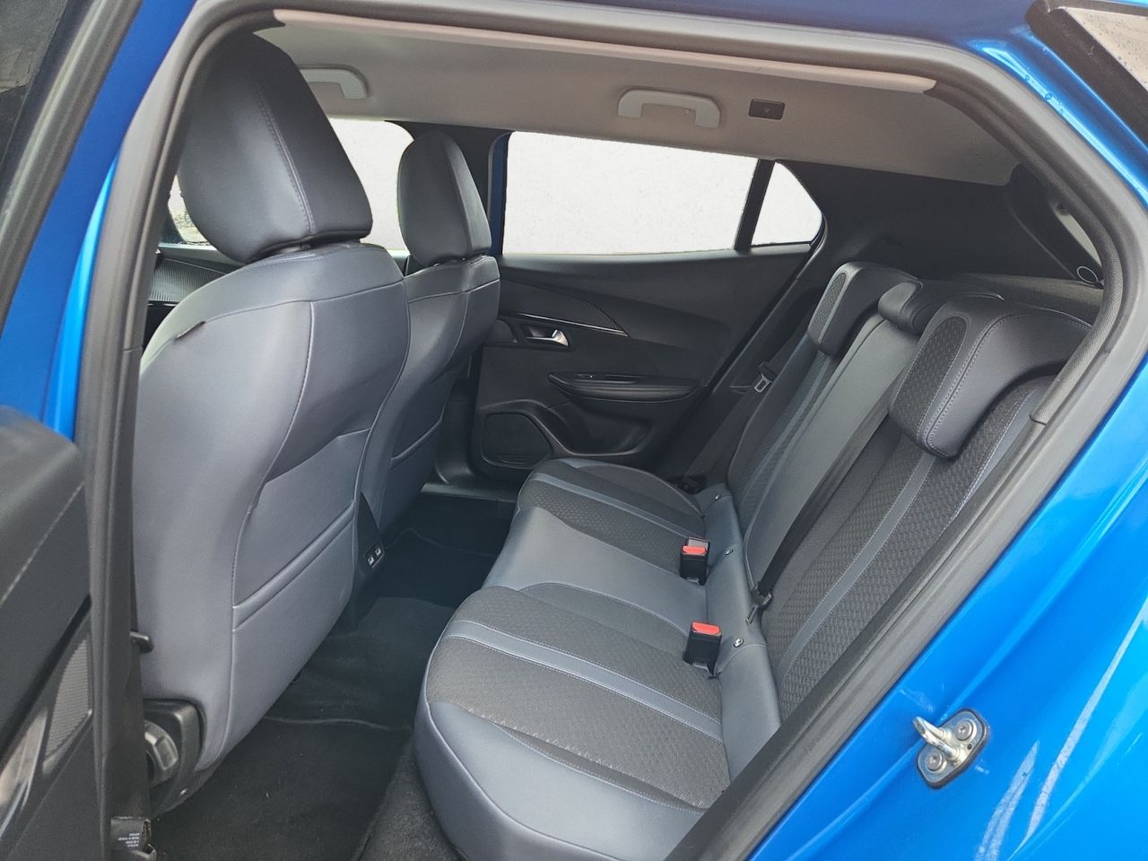 Peugeot e-2008 ALLURE ELECTRICO 136 CV - Foto 2