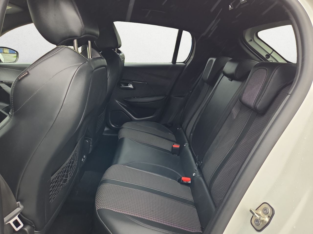 Peugeot 208 GT BLUE HDI 100 CV - Foto 2