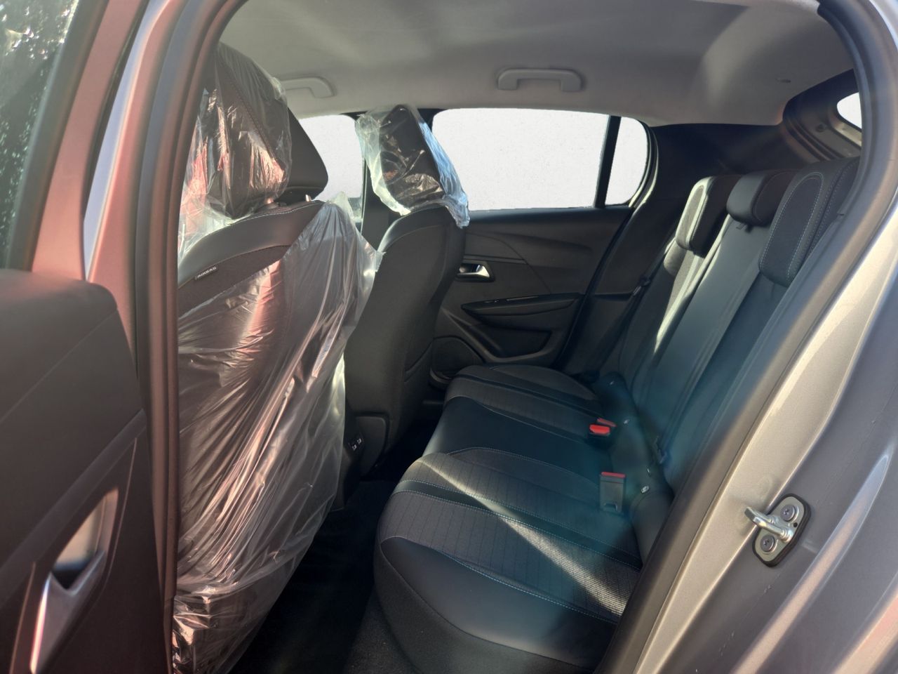 Peugeot e-208 ALLURE ELECTRICO 136 CV - Foto 2