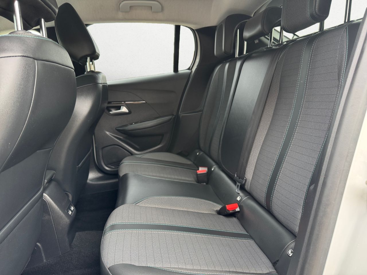 Peugeot 208 ALLURE PACK PURE TECH 100 CV EAT8 - Foto 2