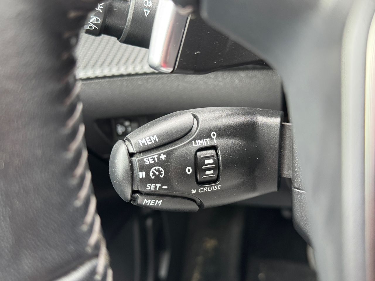 Peugeot 208 ALLURE PACK PURE TECH 100 CV EAT8 - Foto 2