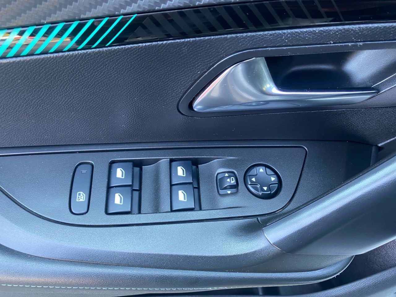 Peugeot 2008 ALLURE BLUE HDI 130 CV EAT8 - Foto 2