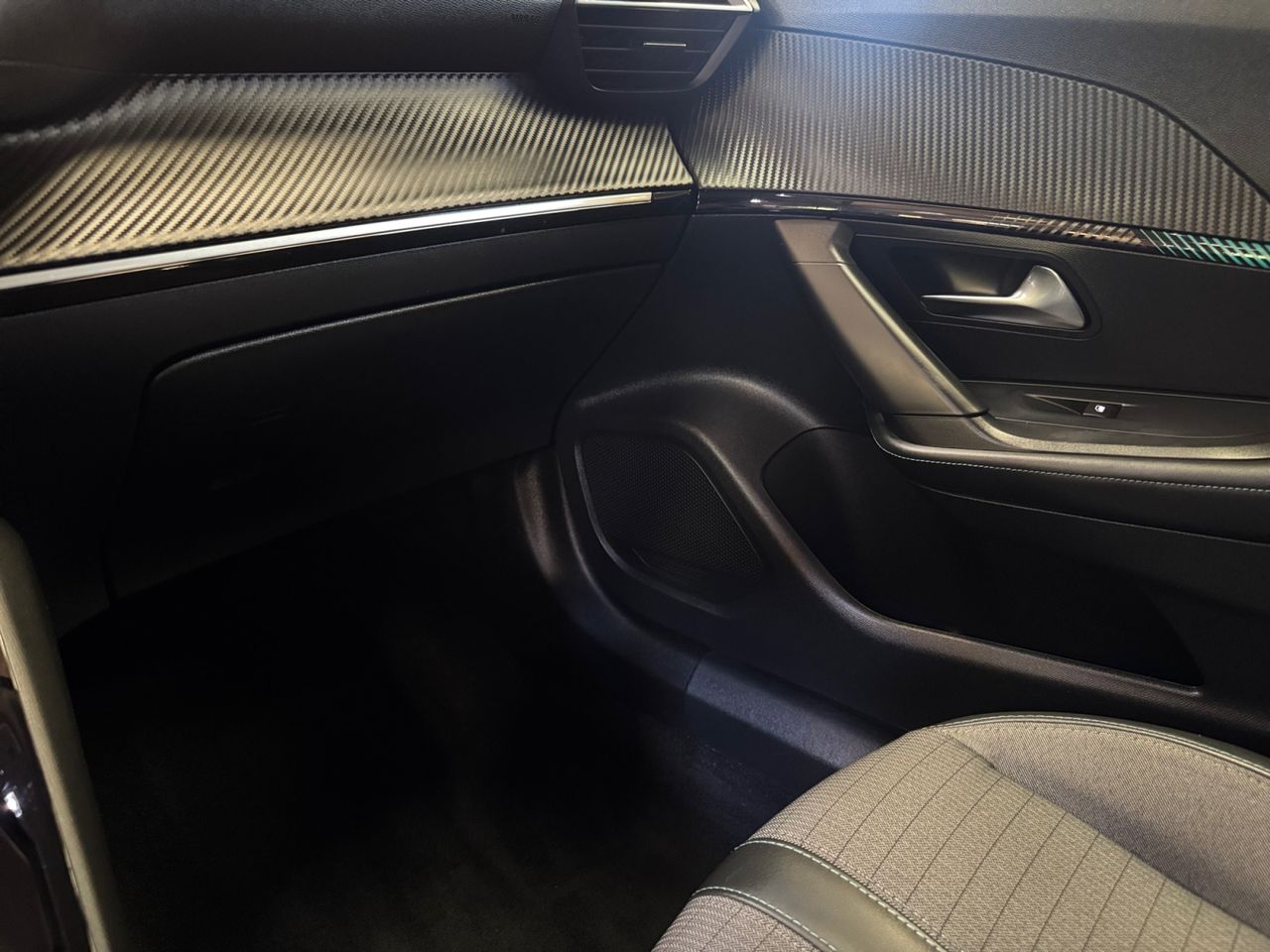 Peugeot 2008 ALLURE BLUE HDI 130 CV EAT8 - Foto 2