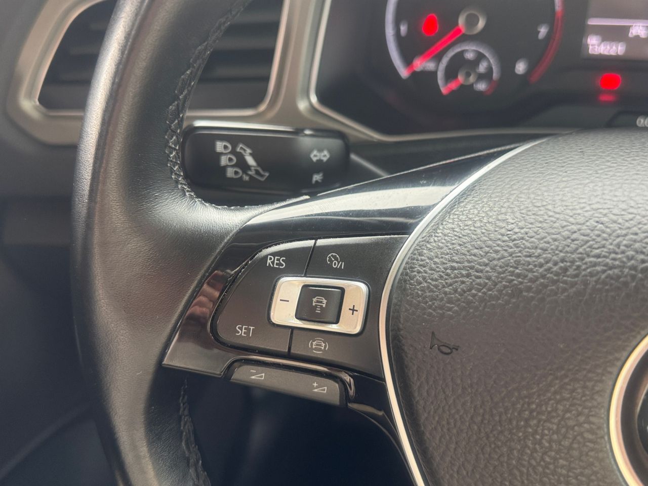 Volkswagen T-Roc ADVANCE 1.0 TSI 81 KW 110 CV - Foto 2