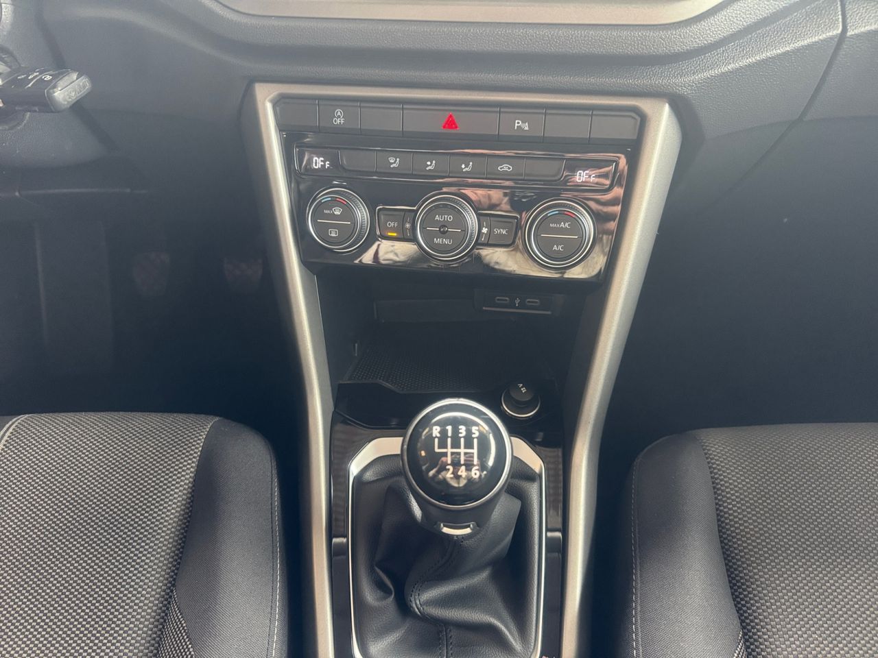 Volkswagen T-Roc ADVANCE 1.0 TSI 81 KW 110 CV - Foto 2