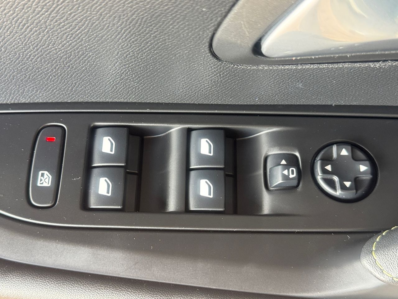 Peugeot 208 GT BLUE HDI 100 CV - Foto 2