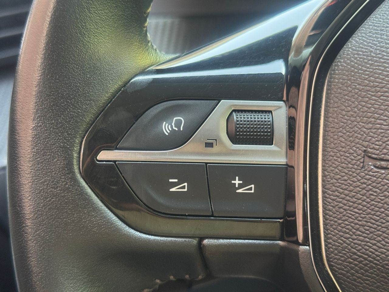 Peugeot e-2008 ALLURE PACK ELECTRICO 136 CV - Foto 2