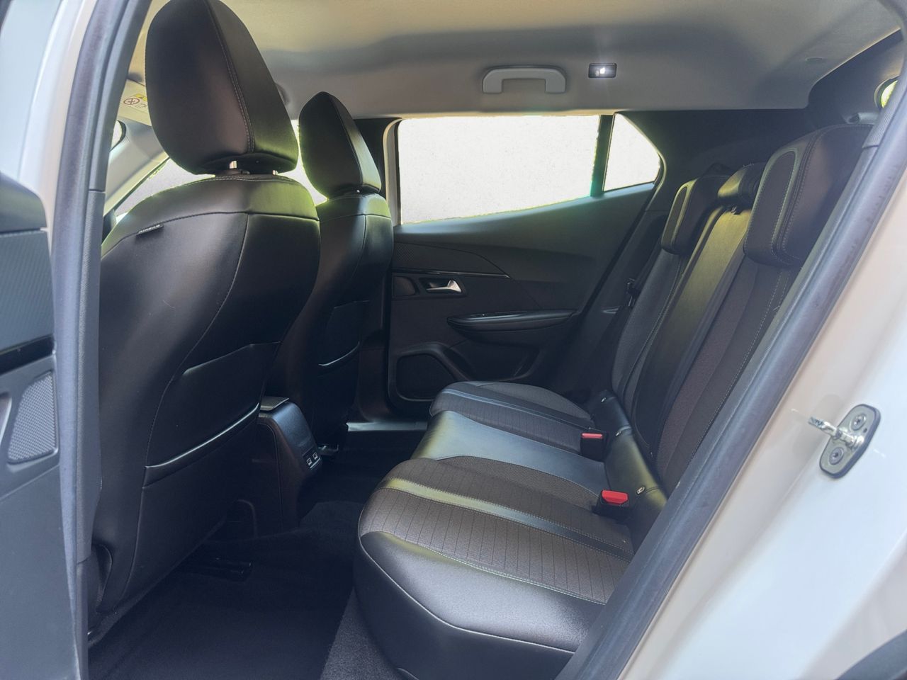 Peugeot e-2008 ALLURE PACK ELECTRICO 136 CV - Foto 2