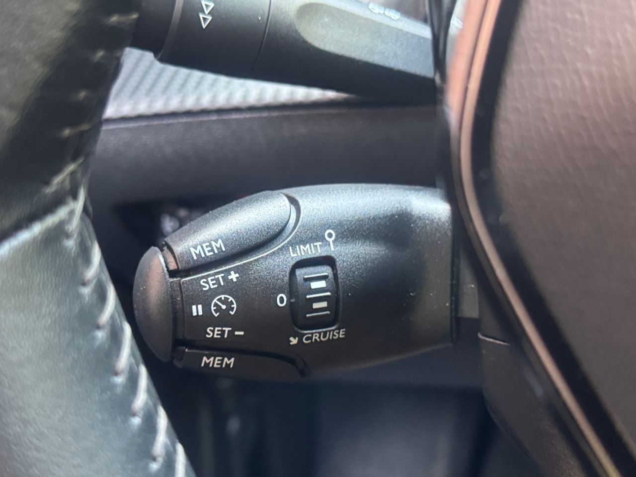 Peugeot e-2008 ALLURE PACK ELECTRICO 136 CV - Foto 2