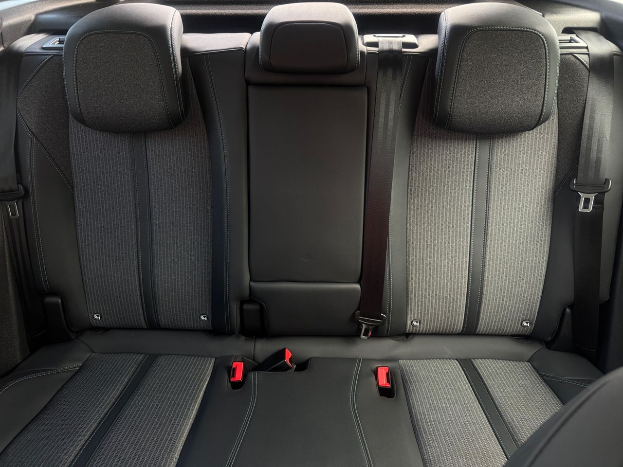 Peugeot 3008 Hybrid ALLURE PACK PLUG IN HYBRID 225 e EAT8 - Foto 2