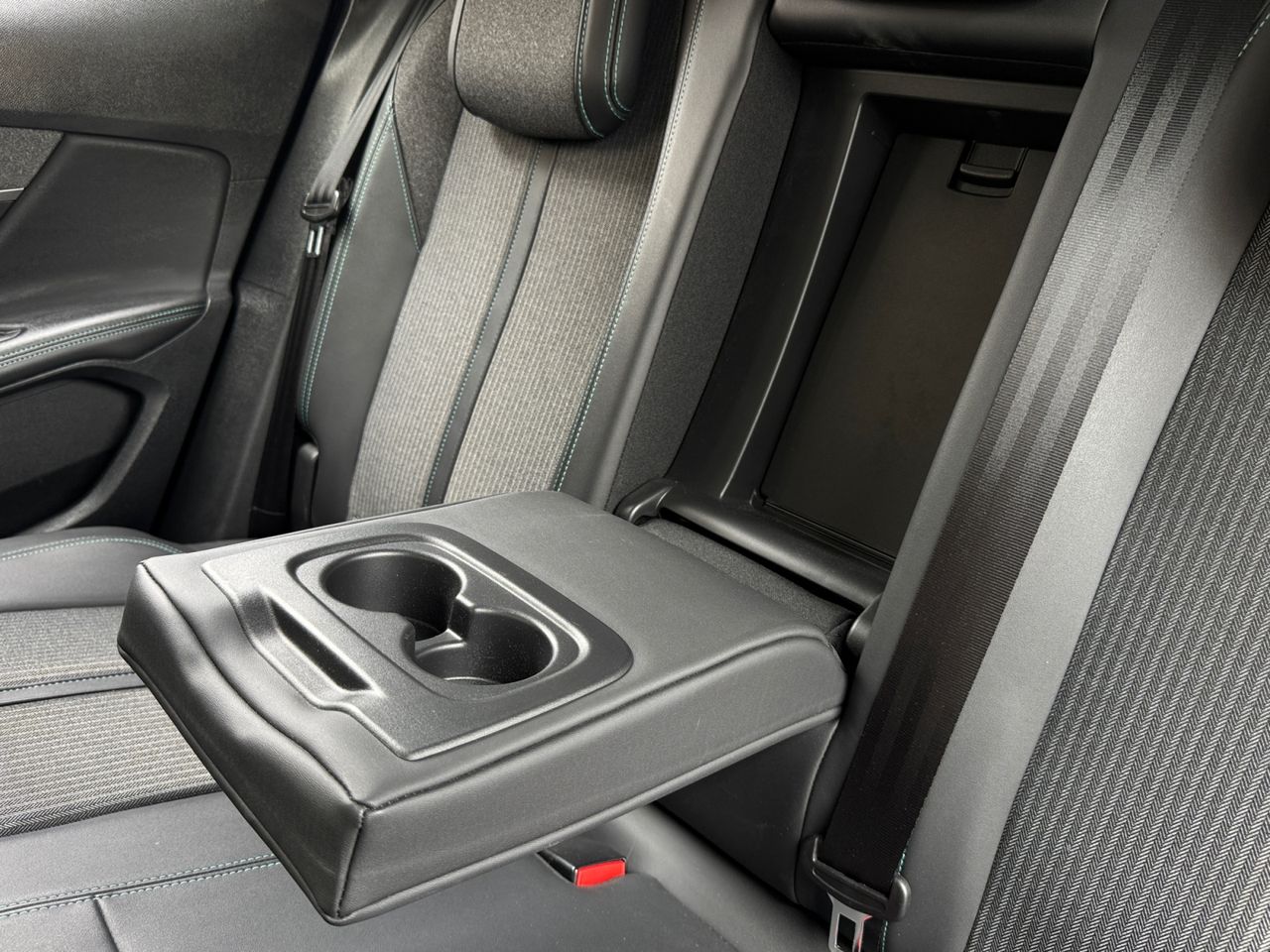 Peugeot 3008 Hybrid ALLURE PACK HYBRID 225 e EAT8 - Foto 2