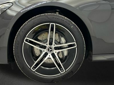 Mercedes Clase E 300 de berlina con tecnología híbrida EQ