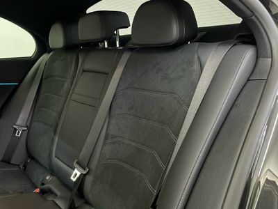 Mercedes Clase E 300 de berlina con tecnología híbrida EQ
