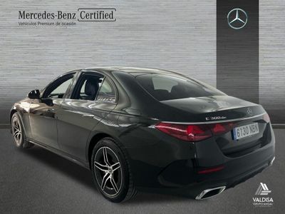 Mercedes Clase E 300 de berlina con tecnología híbrida EQ