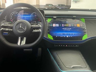 Mercedes Clase E 300 de berlina con tecnología híbrida EQ