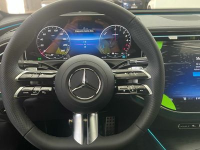 Mercedes Clase E 300 de berlina con tecnología híbrida EQ