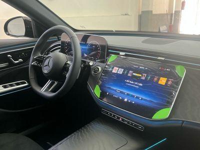 Mercedes Clase E 300 de berlina con tecnología híbrida EQ