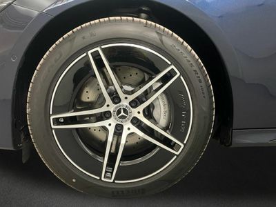 Mercedes Clase E 300 de berlina con tecnología híbrida EQ