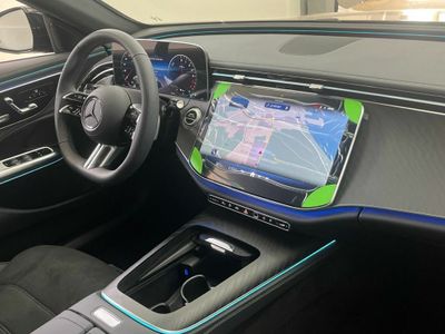 Mercedes Clase E 300 de berlina con tecnología híbrida EQ
