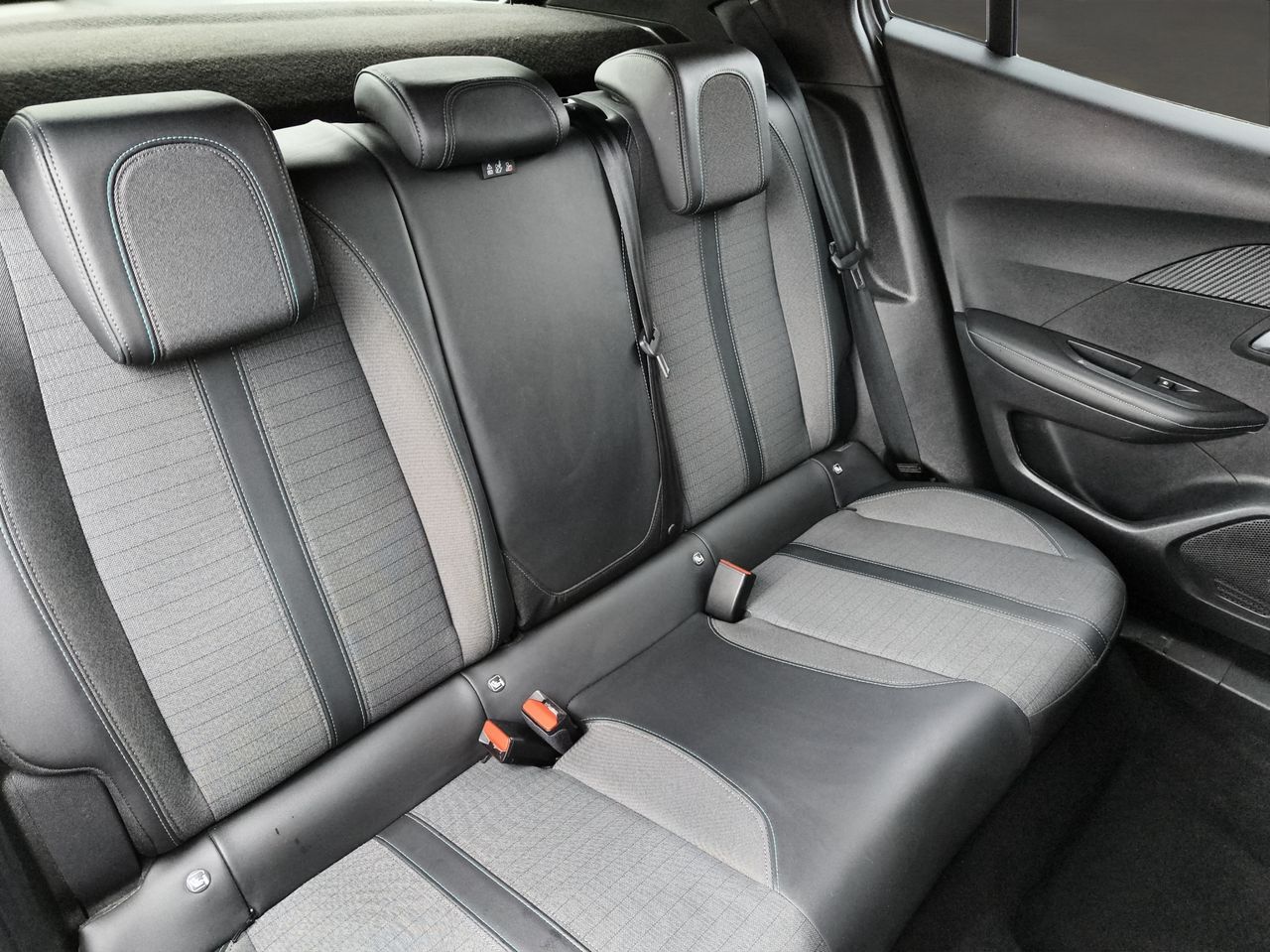 Peugeot 2008 1.2 TURBO 130 S&S ALLURE PACK 130 5P - Foto 2