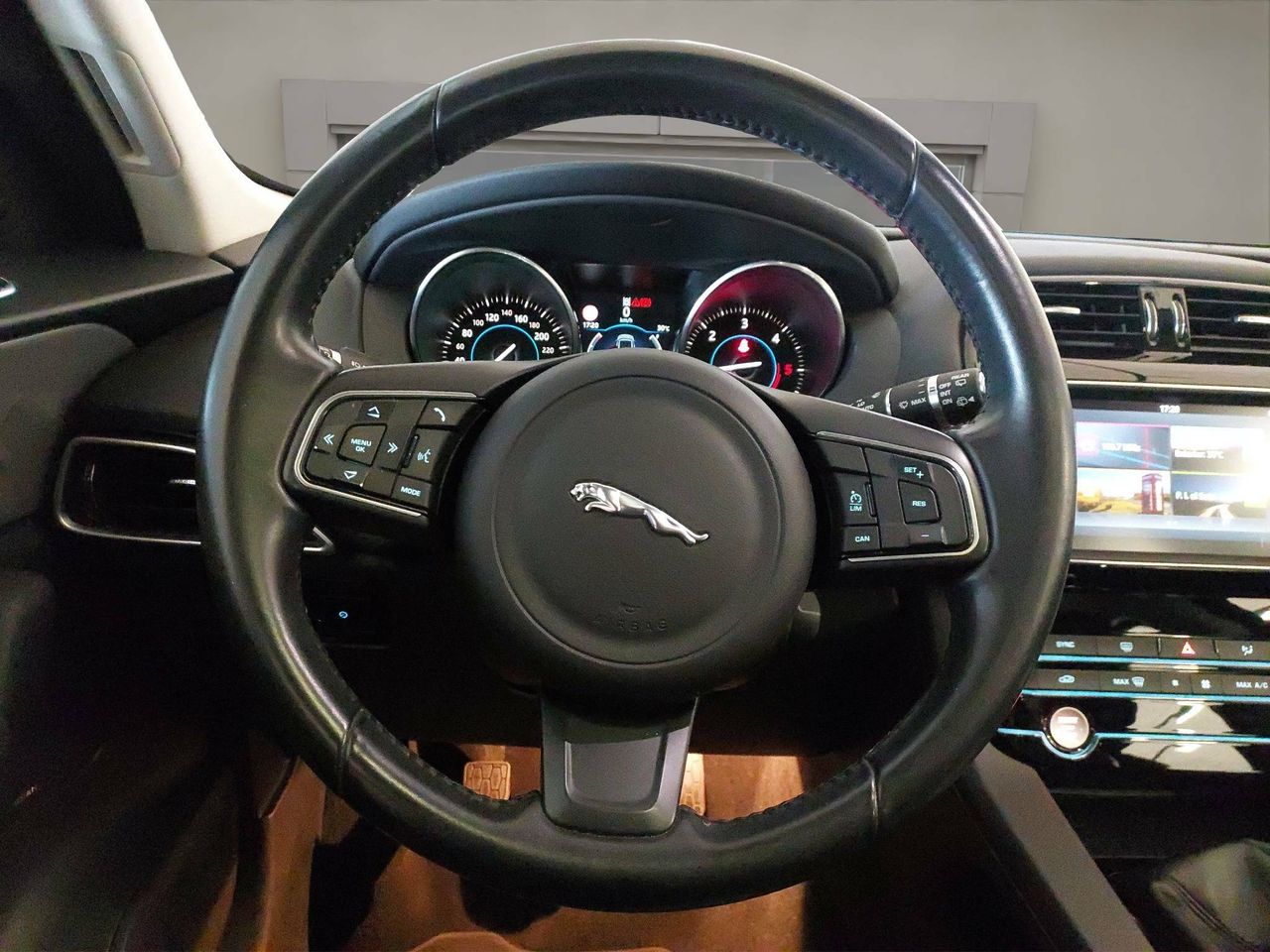 Jaguar F-Pace  2.0L i4D AWD Manual Portfolio - Foto 16
