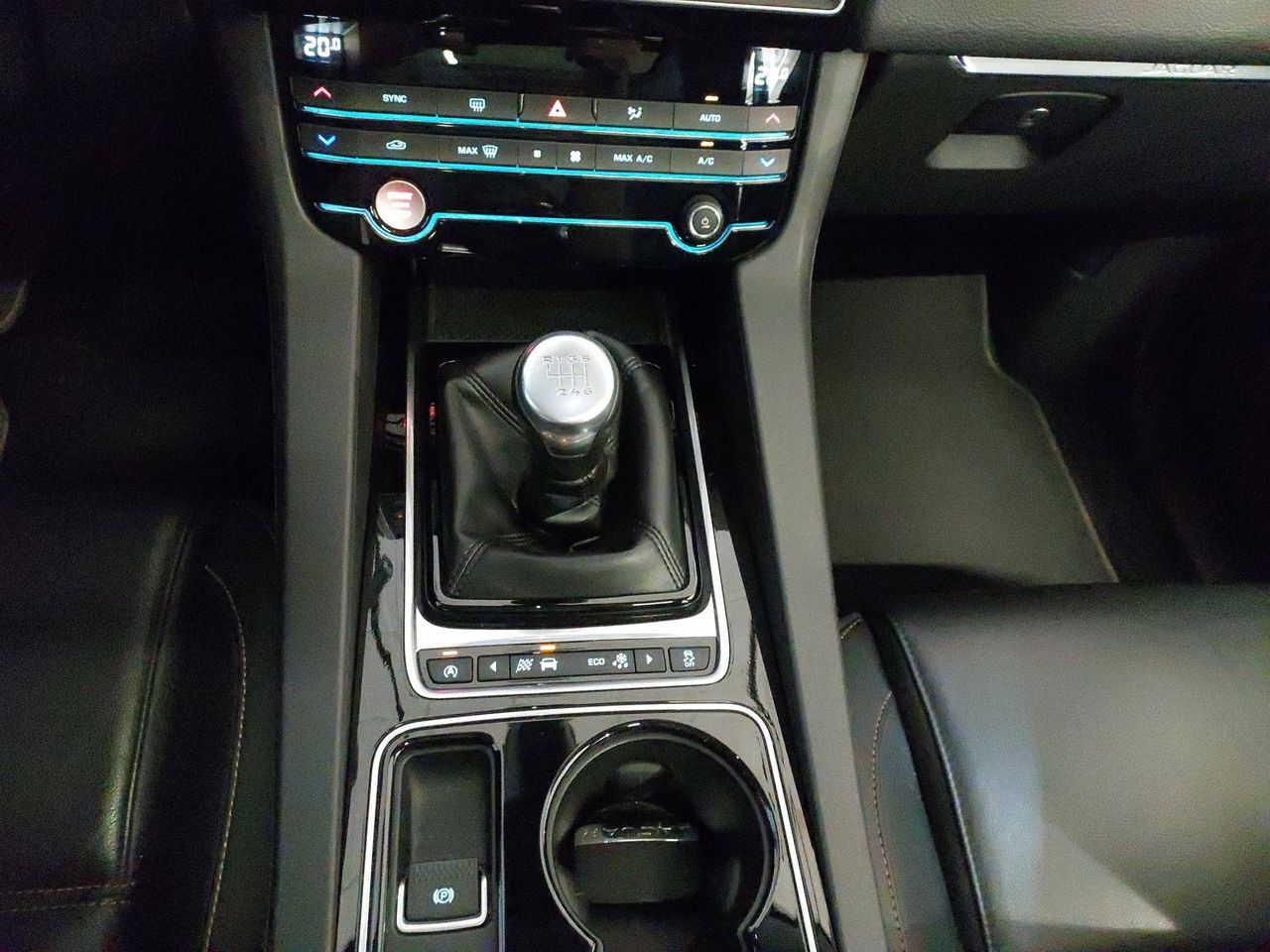 Jaguar F-Pace  2.0L i4D AWD Manual Portfolio - Foto 17