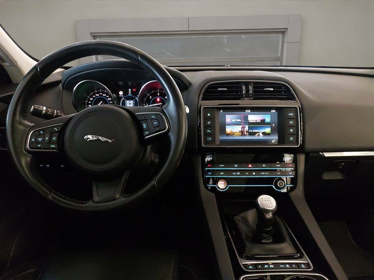 Jaguar F-Pace  2.0L i4D AWD Manual Portfolio - Foto 8