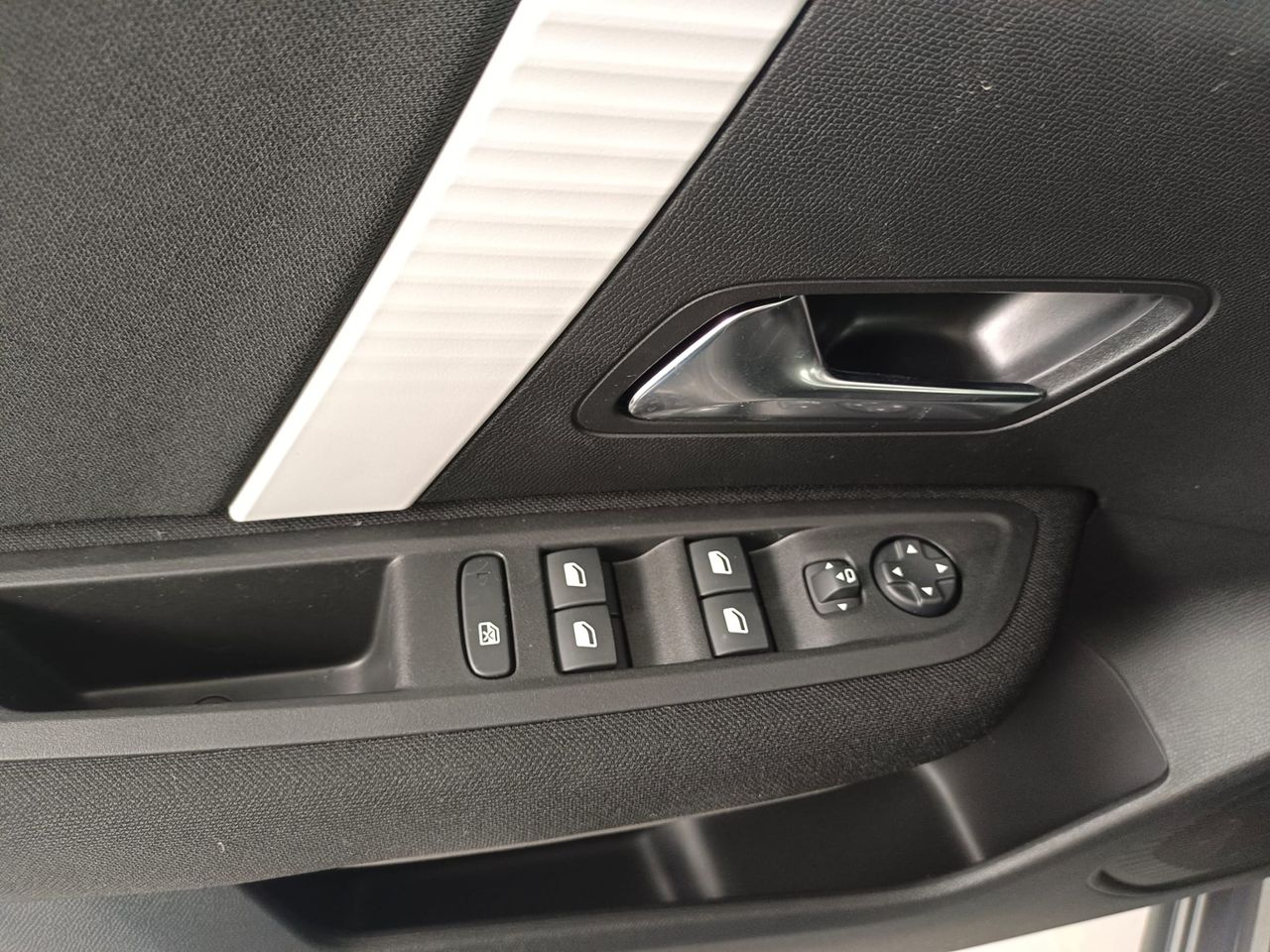 Citroën C4 Hybrid 145 ë-DCS6 Business Edition - Foto 17