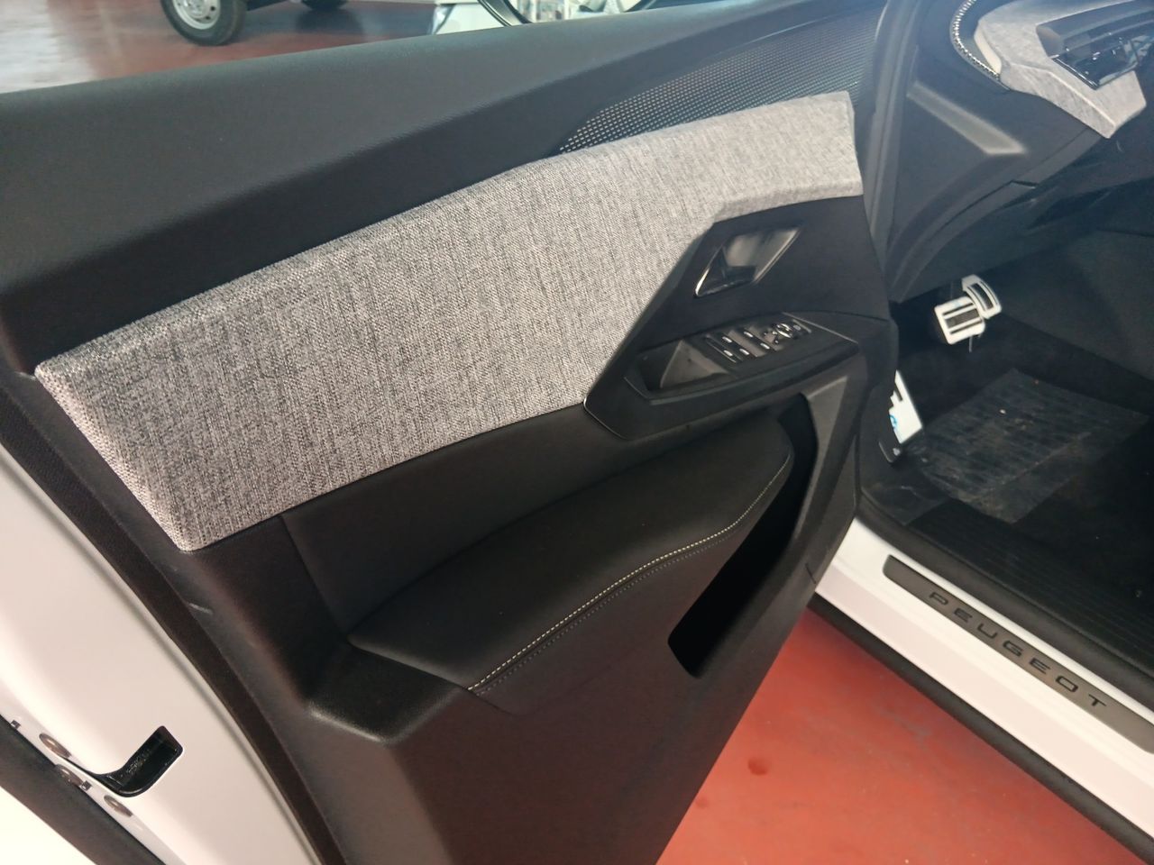Peugeot e-5008 GT Eléctrico 157kW - Foto 19