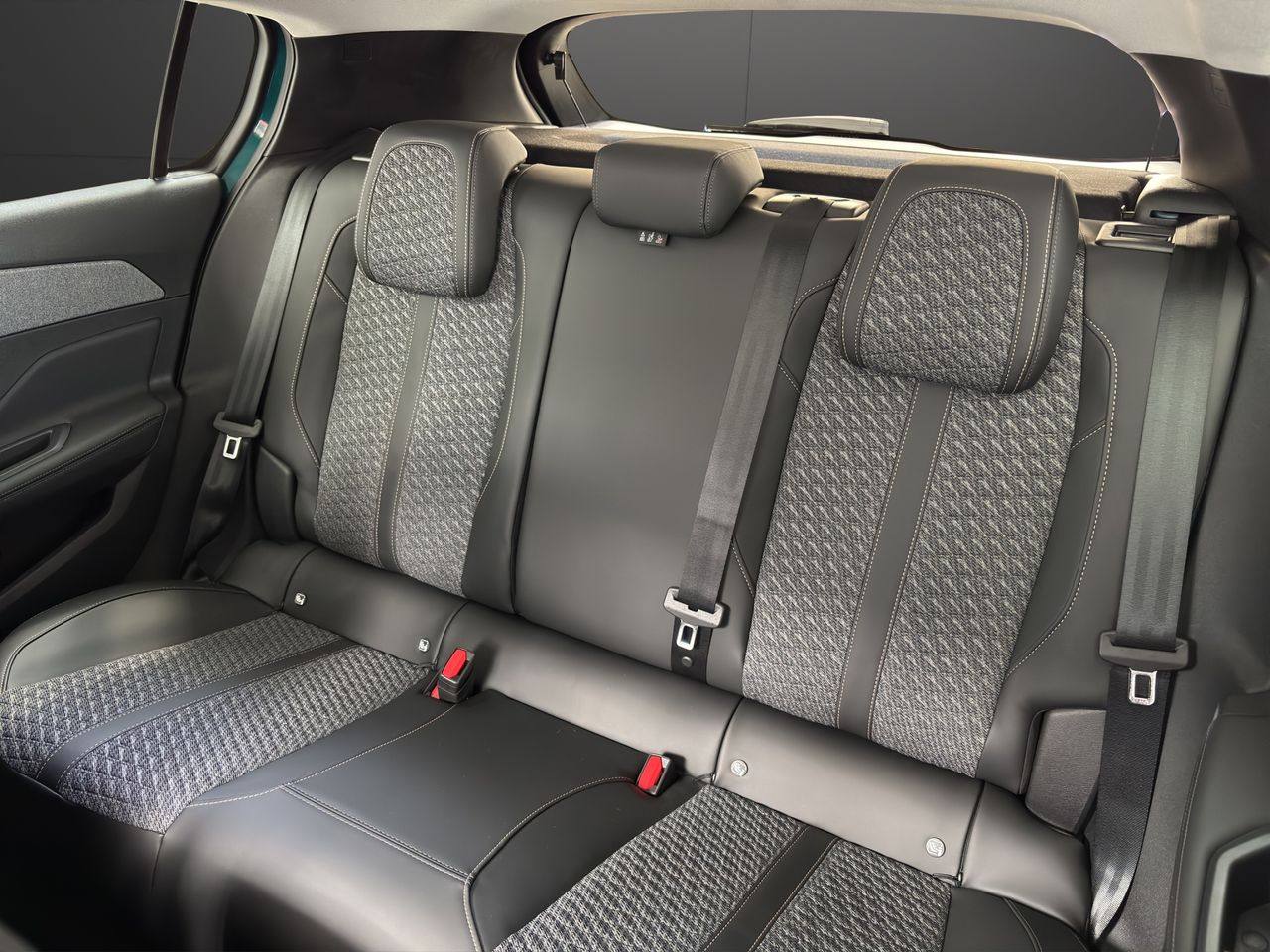 Peugeot 308 5P Allure Hybrid MHEV 145 e-DCS6 - Foto 12