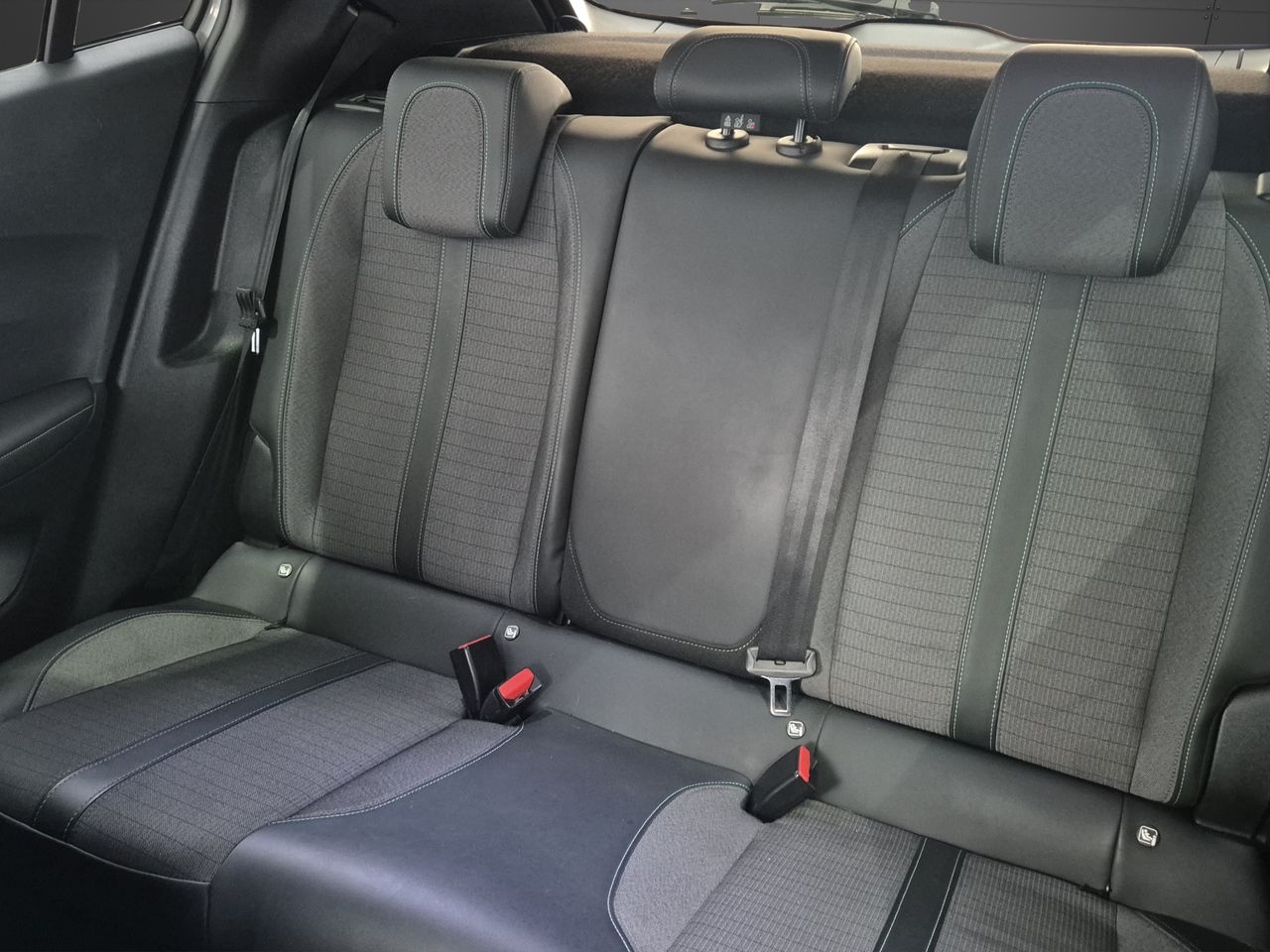 Peugeot 2008 Allure Pack BlueHDI 81kW (110CV) - Foto 12