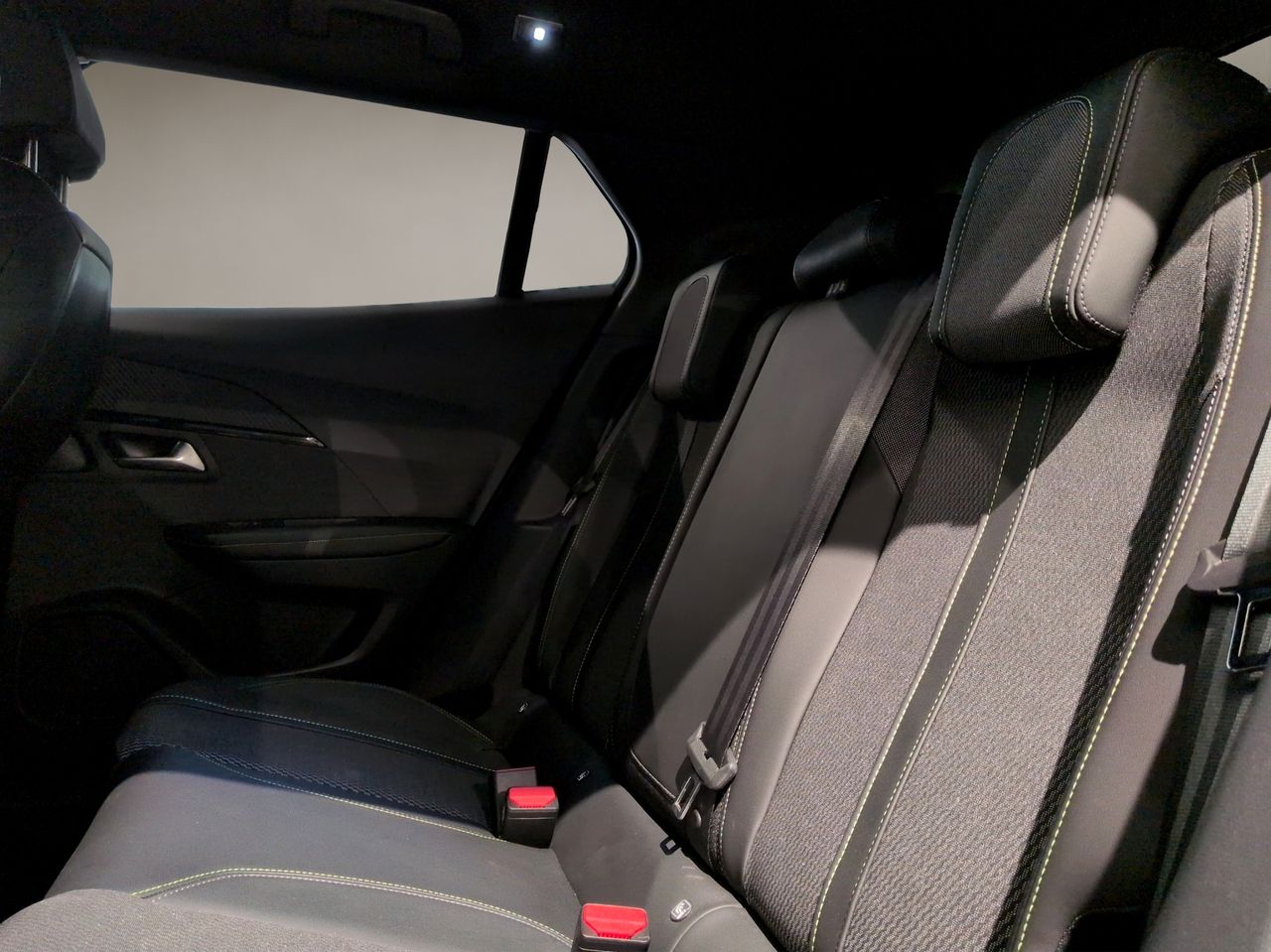 Peugeot 2008 Eléctrico GT 156 (115kW) - Foto 9