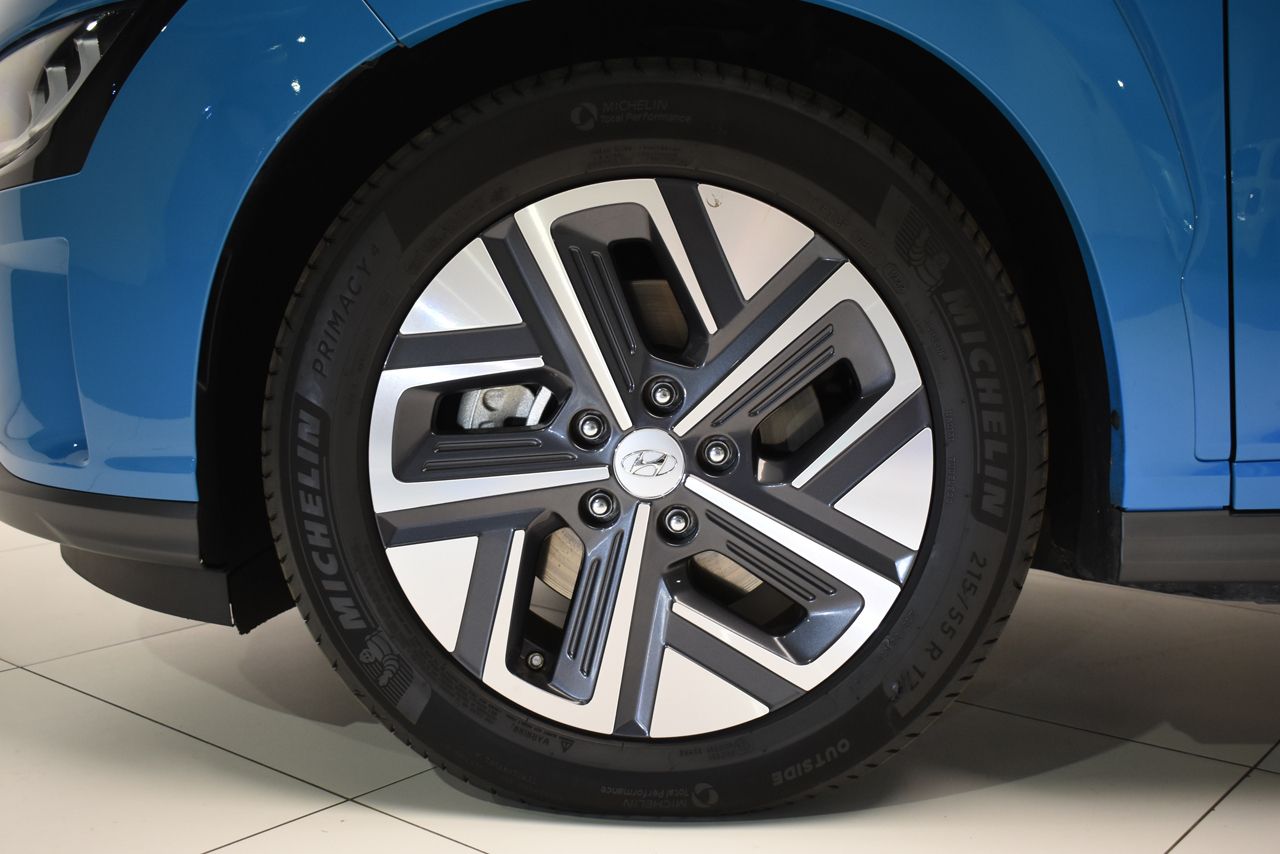 Hyundai Kona BEV STYLE SKY 150KW 204 CV 5P - Foto 2