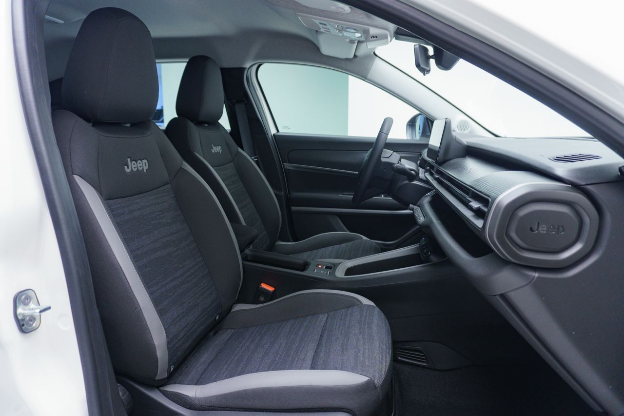 Jeep Avenger LONGITUDE BEV 54KWH 156 CV 5P - Foto 2
