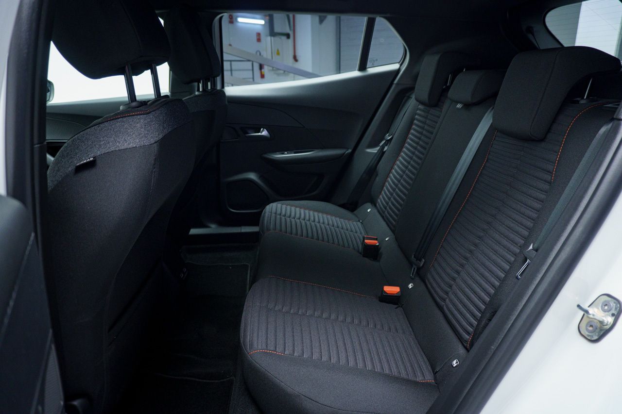 Peugeot 2008 ACTIVE PACK BEV 100KW 136 CV 5P - Foto 2