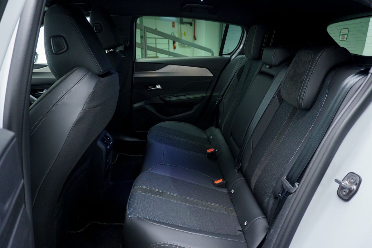 Peugeot 308 FIRST EDITION BEV 54KWH 156 CV 5P - Foto 2
