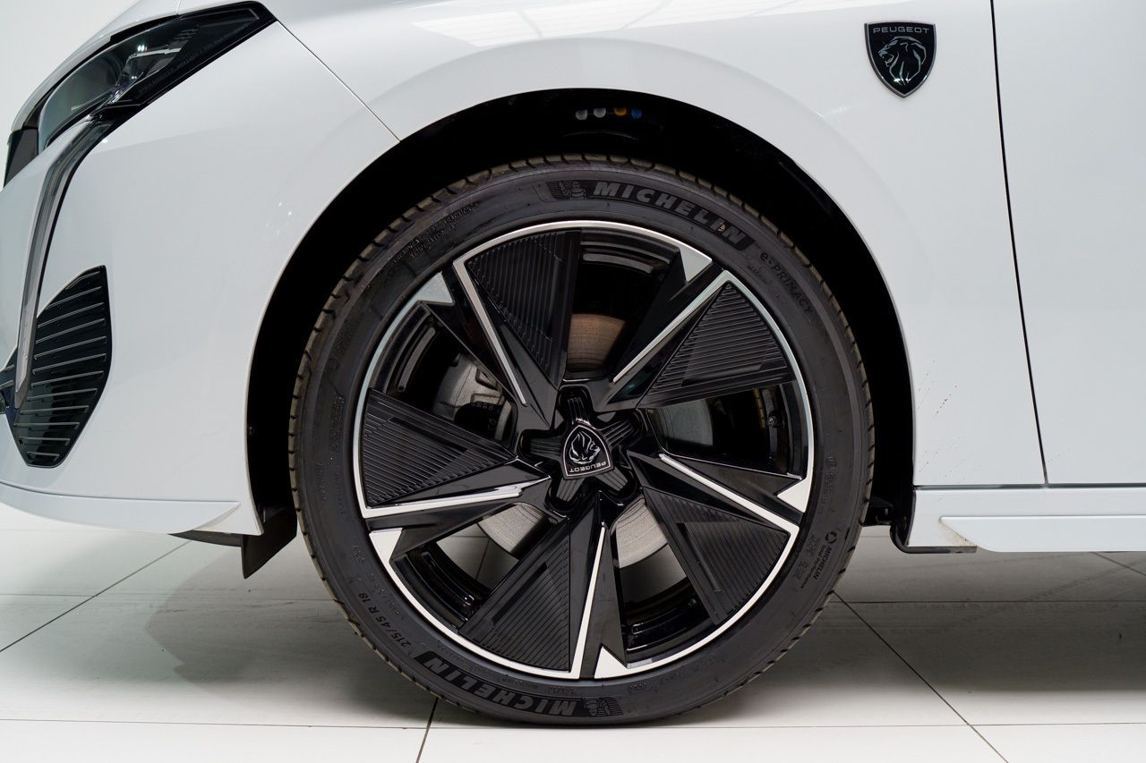 Peugeot 308 FIRST EDITION BEV 54KWH 156 CV 5P - Foto 2
