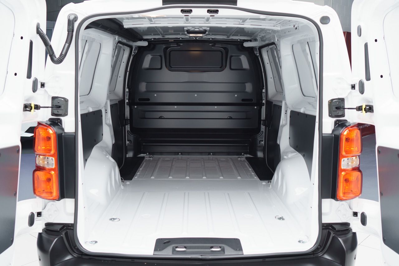 Opel Vivaro BEV 75KWH AUTO LWB L INC 136 4P - Foto 2