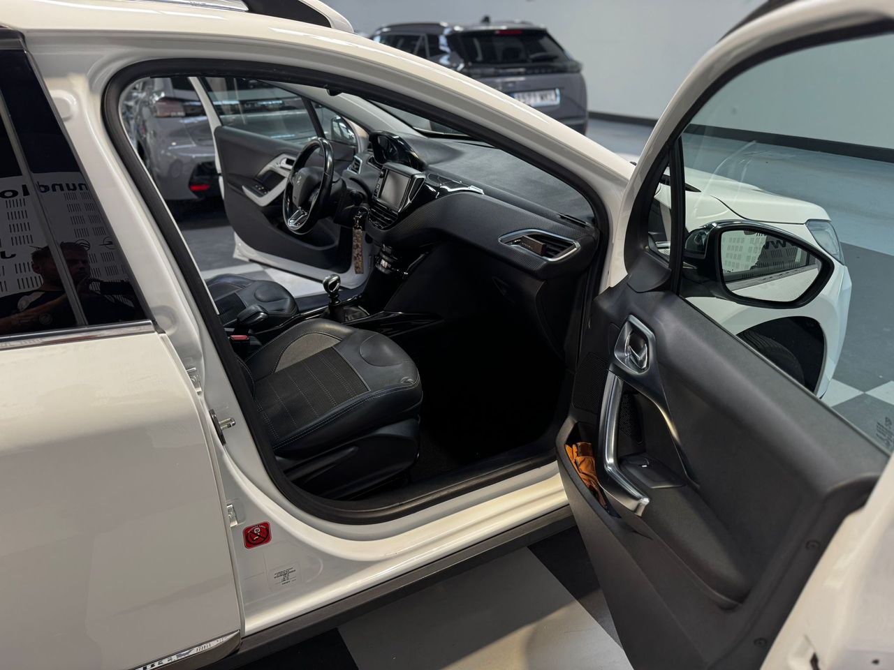 Peugeot 2008 Allure 1.6 BlueHDi 120 - Foto 2