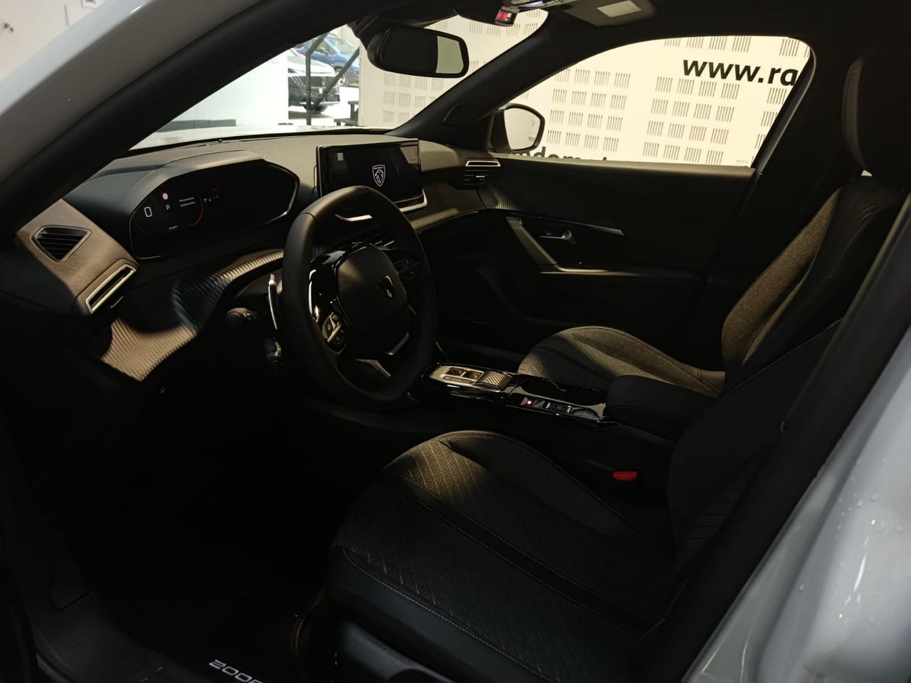 Peugeot 2008 ALLURE HYBRID 136CV  1.2 - Foto 2