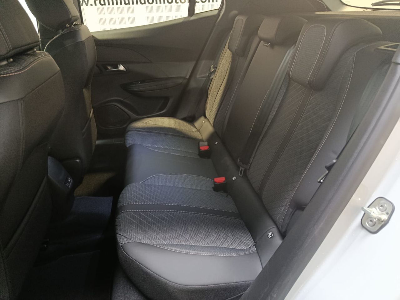 Peugeot 2008 Allure Hybrid 136 e-DCS6 - Foto 2