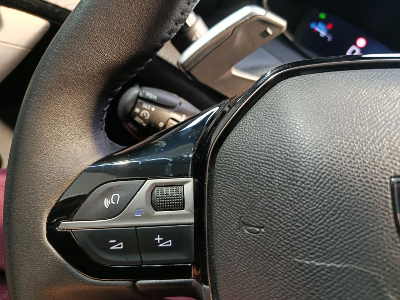 Peugeot 2008 Allure Hybrid 136 e-DCS6 - Foto 2