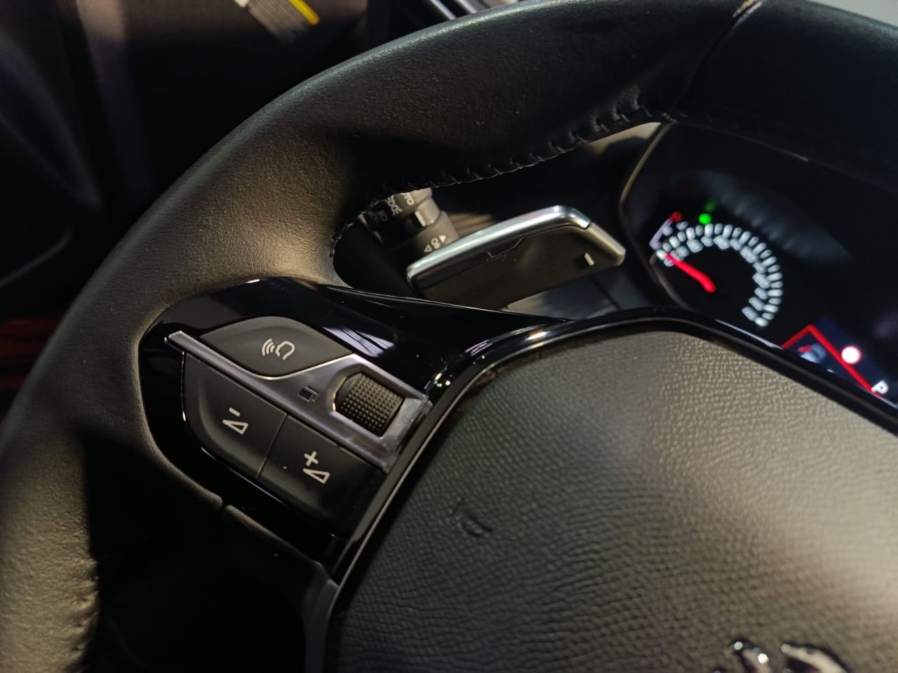 Peugeot 2008 Allure BlueHDi 130 EAT8 - Foto 2