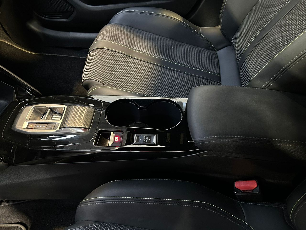 Peugeot 208 HYBRID GT 145CV - Foto 2