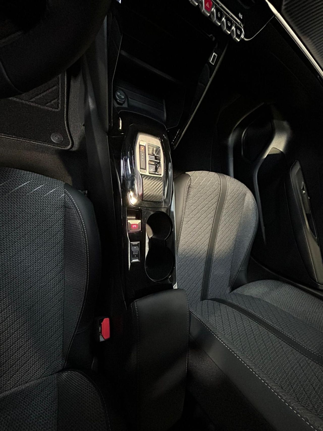 Peugeot 208 Allure Hybrid 100 e-DCS6 1.2T 110 CV - Foto 2