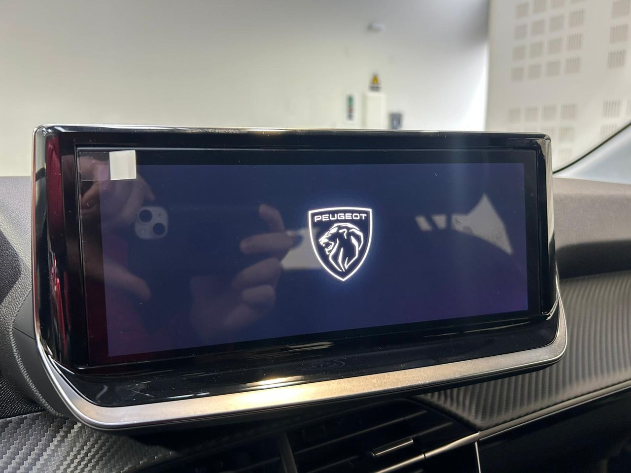 Peugeot 208 Allure Hybrid 100 e-DCS6 1.2T 110 CV - Foto 2