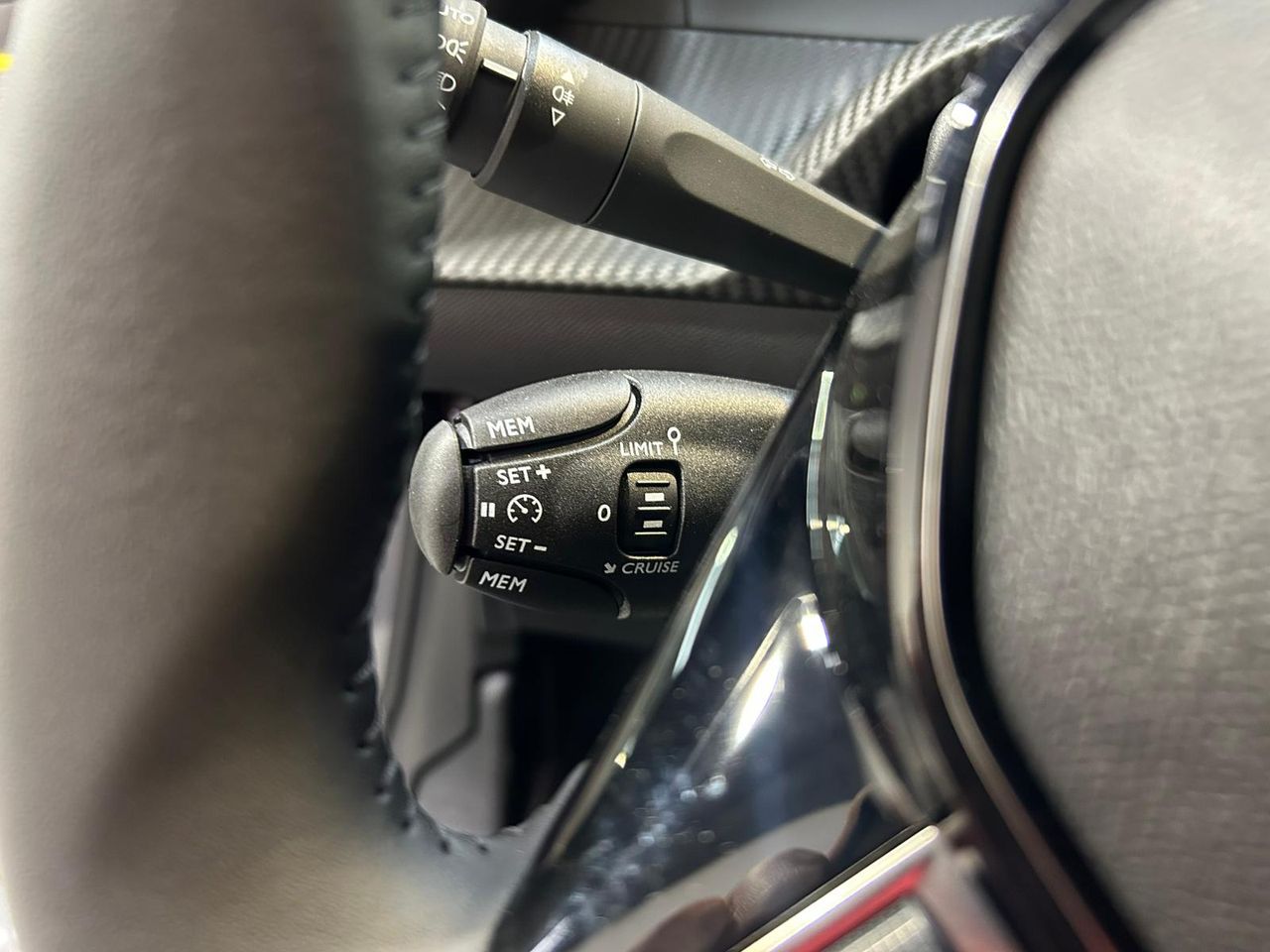 Peugeot 208 Allure Hybrid 100 e-DCS6 1.2T 110 CV - Foto 2